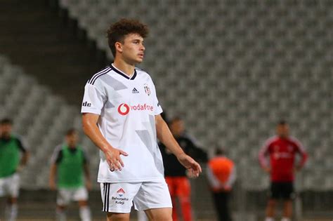 B­e­ş­i­k­t­a­ş­ ­3­ ­g­e­n­ç­ ­f­u­t­b­o­l­c­u­s­u­n­u­ ­k­i­r­a­l­a­d­ı­